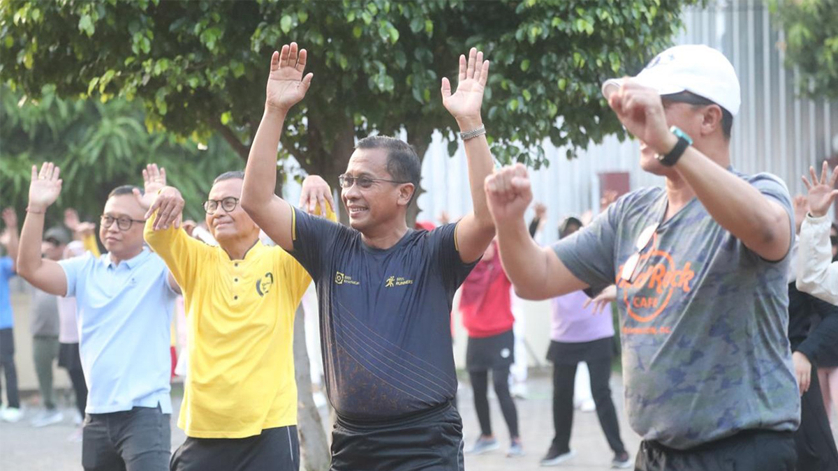 Enerjik di Usia Senior, Dahlan Iskan Dipuji Dirut BPJS Kesehatan saat Senam Bersama