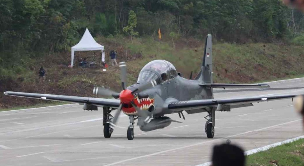 F-16 dan Super Tucano TNI AU Berhasil Landing di Tol Terpeka Lampung