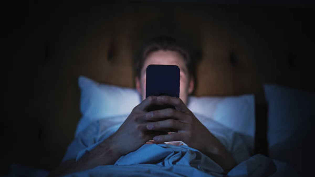 Doomscrolling Menurut Islam: Dampak Spiritual dan Cara Mengatasinya