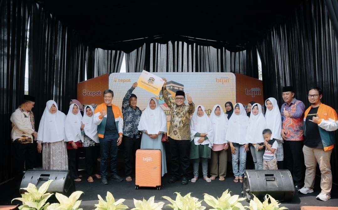 Bupati Lampung Tengah Bangga, 10 Warganya Berangkat Umrah Gratis dari BTPN Syariah