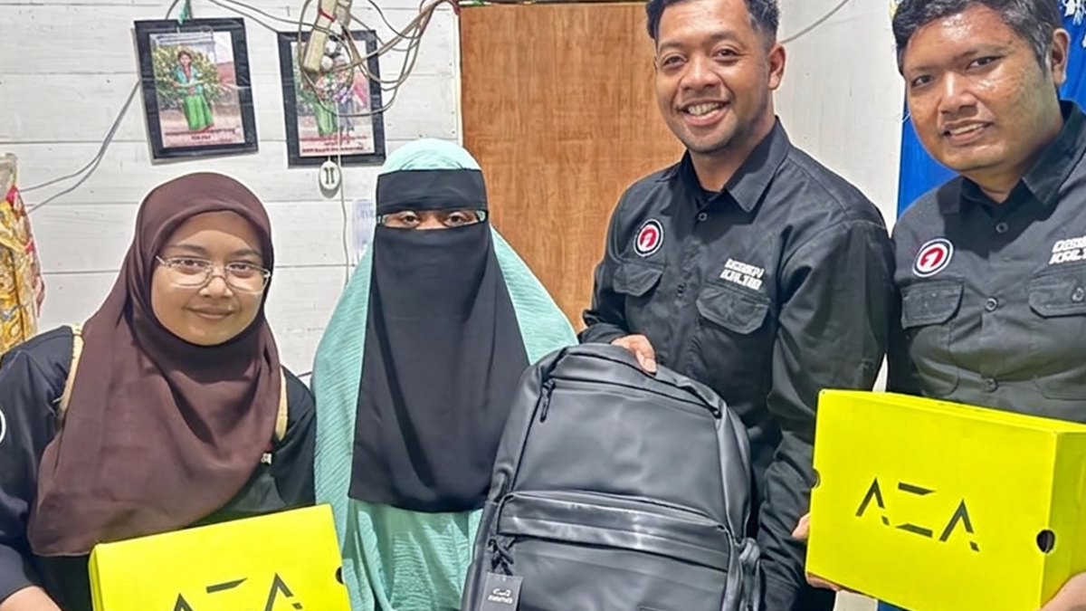 Menyentuh Hati, Adik-Adik Almarhum Mandala Terima Bantuan Sepatu dari AZA DBL