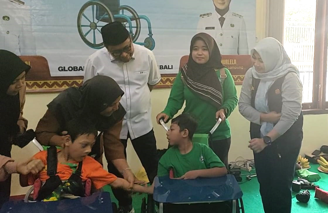 Jalankan Misi ke-15 Gubernur Mirza, Pemprov Lampung Salurkan 170 Kursi Roda