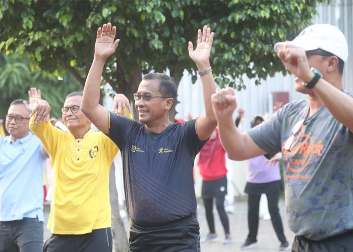 Enerjik di Usia Senior, Dahlan Iskan Dipuji Dirut BPJS Kesehatan saat Senam Bersama