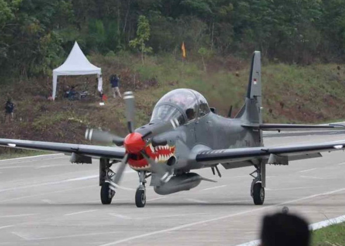 F-16 dan Super Tucano TNI AU Berhasil Landing di Tol Terpeka Lampung