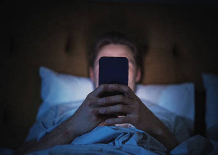 Doomscrolling Menurut Islam: Dampak Spiritual dan Cara Mengatasinya