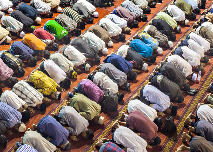 Jangan Tinggalkan Saf Sebelum Imam Selesai, Ini Keutamaan Shalat Tarawih di Bulan Ramadan