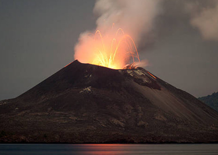 Status Anak Krakatau Masih Siaga, Video Erupsi Viral Dinyatakan Hoaks