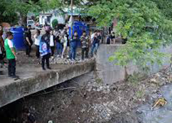 Tinjau Warga Terdampak Banjir, Eva Dwiana Pastikan Perbaikan Drainase dan Infrastruktur Dipercepat