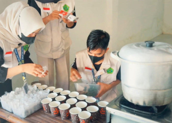 Kenalkan Teh Rosela ke Warga, Mahasiswa KKL-PPM Unmal Dorong Pemanfaatan TOGA di Rumah