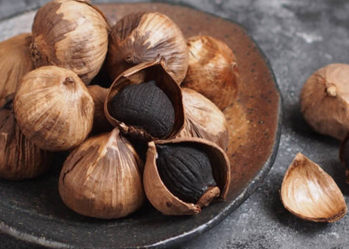 Tak Sekadar Bawang Biasa, Ini 10 Manfaat Black Garlic yang Didukung Kandungan Alami