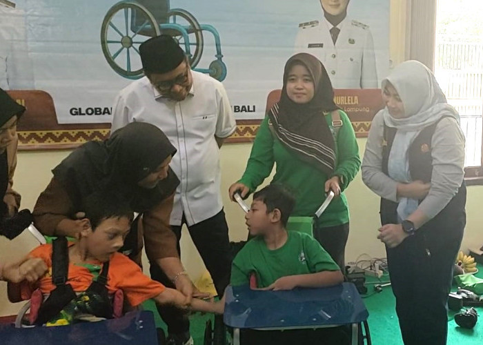 Jalankan Misi ke-15 Gubernur Mirza, Pemprov Lampung Salurkan 170 Kursi Roda